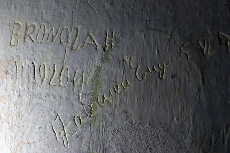 Napisy wyryte przez więźniów na ścianach cel, odkryte w historycznej willi Palace. PAP/G. Momot