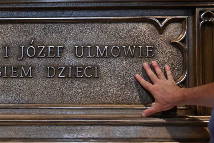 Relikwiarz w kształcie sarkofagu, z doczesnymi szczątkami błogosławionych członków rodziny Ulmów w bocznym ołtarzu kościoła pw. św. Doroty w Markowej. PAP/D. Delmanowicz