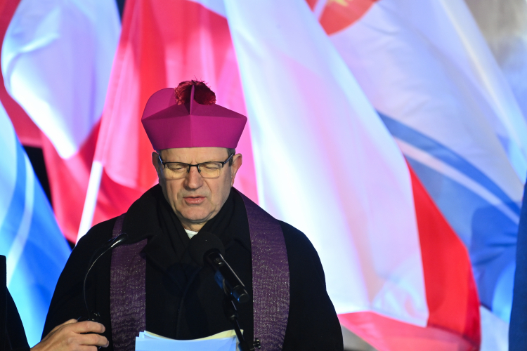 Arcybiskup Tadeusz Wojda podczas uroczystości z okazji 53. rocznicy Grudnia '70 w 2023 r. Fot. PAP/A. Jackowski