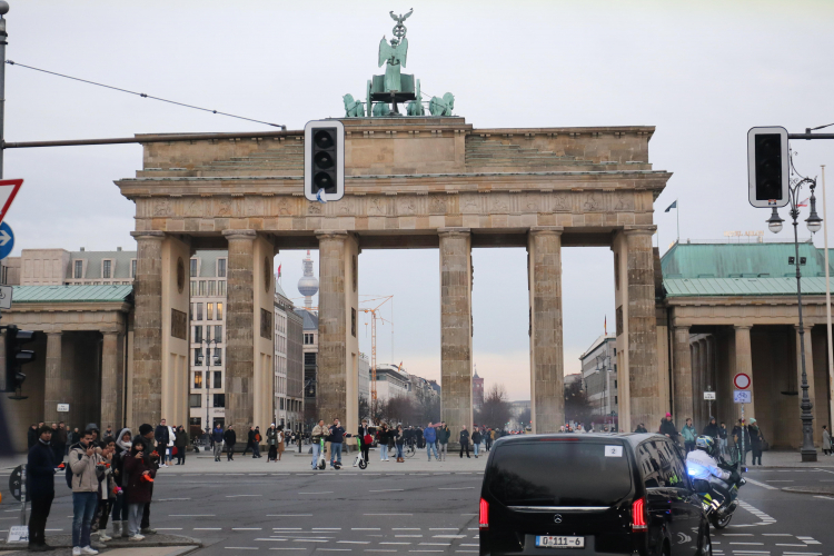 Brama Brandenburska w Berlinie. Fot. PAP/A. Zawada