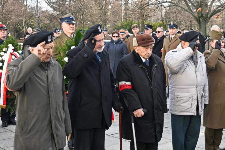 Jerzy Mindziukiewicz (trzeci od lewej) podczas uroczystości z okazji 82. rocznicy przekształcenia Związku Walki Zbrojnej w Armię Krajową, Warszawa 14 lutego 2024. Fot. PAP/R. Pietruszka