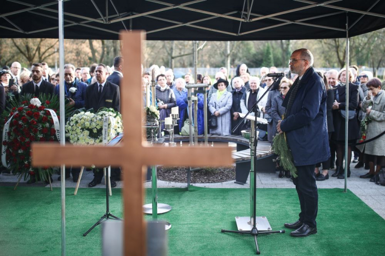 Prof. Andrzej Nowak (P) podczas uroczystości pogrzebowych poety i pieśniarza Leszka Długosza w nowej Alei Zasłużonych Cmentarza Rakowickiego w Krakowie. Fot. PAP/Ł. Gągulski