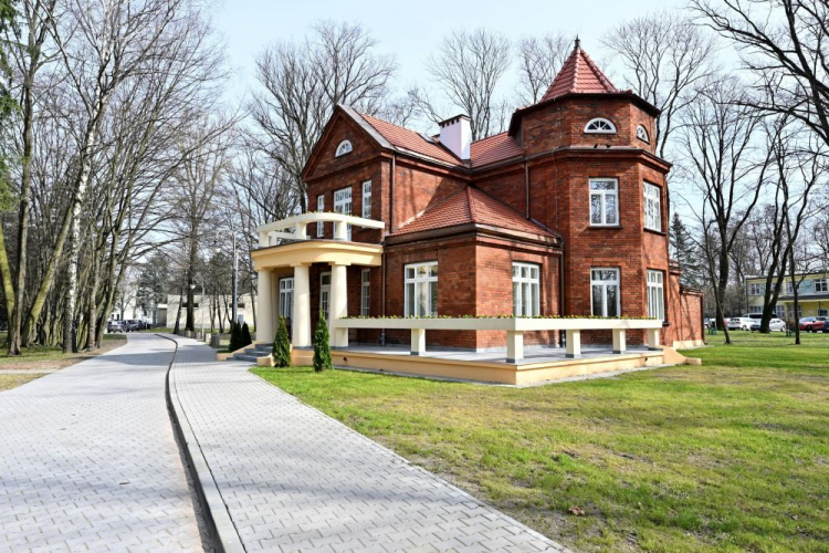 Zabytkowa, przedwojenna willa na terenie szpitala psychiatrycznego w Krychnowicach w Radomiu. Fot. PAP/P. Polak
