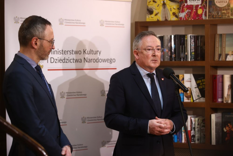 Minister kultury i dziedzictwa narodowego Bartłomiej Sienkiewicz (P) i pełnomocnik ministra kultury i dziedzictwa narodowego ds. połączenia Instytutu Książki i Instytutu Literatury Grzegorz Jankowicz (L) podczas konferencji prasowej w Instytucie Książki. Kraków, 09.03.2024. Fot. PAP/Ł. Gągulski