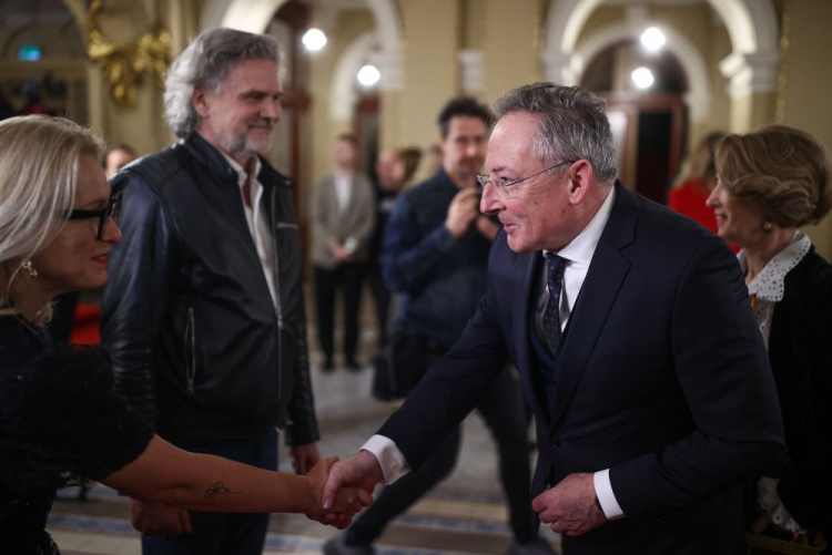 Dyrektor Naczelny i Artystyczny Teatru im. Słowackiego Krzysztof Głuchowski (2L), wicedyrektor Edyta Sotowska-Śmiłek (L) i minister kultury i dziedzictwa narodowego Bartłomiej Sienkiewicz (P) podczas premiery spektaklu "Wesele" Stanisława Wyspiańskiego w reżyserii Mai Kleczewskiej. Kraków, 16.03.2024. Fot. PAP/Ł. Gągulski