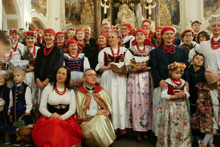 Tradycyjne święcenie pokarmów w strojach ludowych w kościele pw. św. Anny na Nikiszowcu w Katowicach. 30.03.2024. Fot. PAP/J. Praszkiewicz