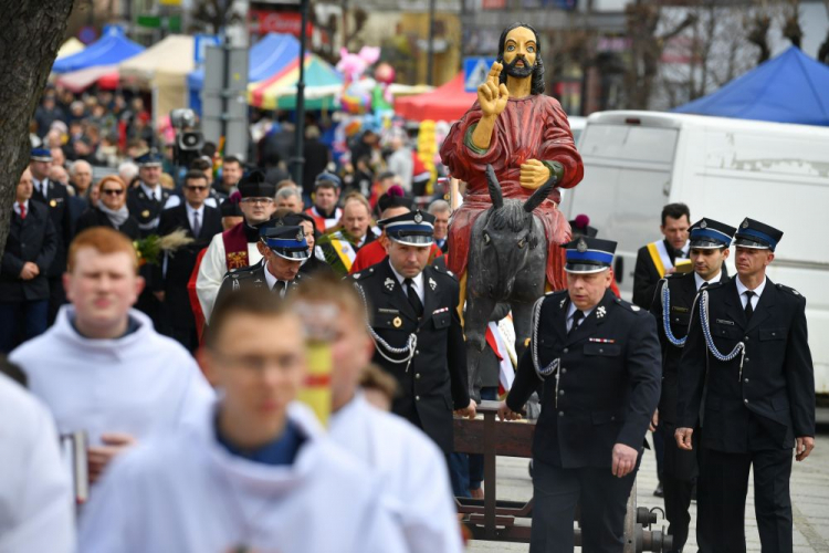 Procesja w Niedzielę Palmową w Szydłowcu. 2022 r. Fot. PAP/P. Polak