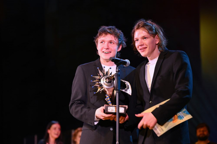 Hugo Tarres i Mateusz Tomaszewski, zdobywcy Grand Prix 44. Przeglądu Piosenki Aktorskiej podczas koncertu finałowego w Teatrze Capitol we Wrocławiu. Fot. PAP/M. Kulczyński