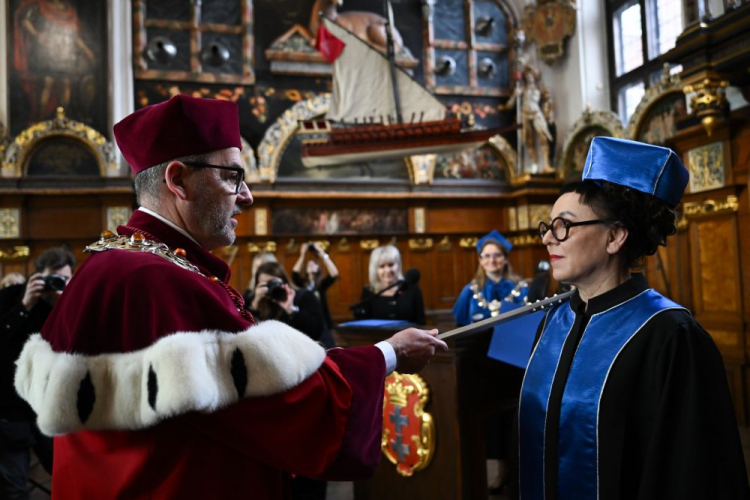 Gdańsk, 18.03.2024. Laureatka Literackiej Nagrody Nobla Olga Tokarczuk (P) i rektor Uniwersytetu Gdańskiego prof. dr hab. Piotr Stepnowski (L) podczas uroczystego nadania Oldze Tokarczuk tytułu doktora honoris causa uczelni, w Dworze Artusa w Gdańsku. Fot. PAP/A. Warżawa