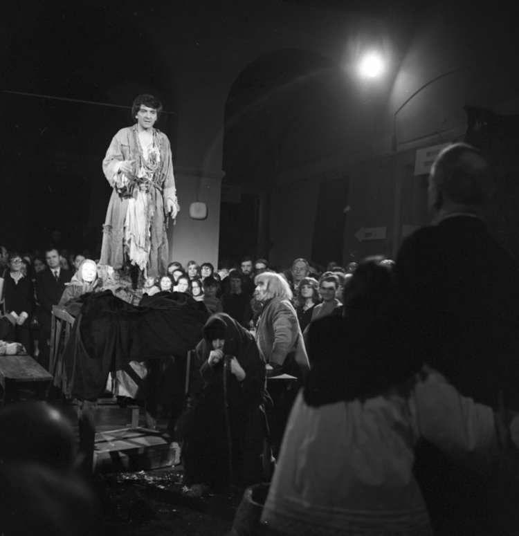 Jerzy Trela jako Konrad w „Dziadach” Adama Mickiewicza. Reżyseria Konrad Swinarski. Stary Teatr im. Heleny Modrzejewskiej. Kraków, 21.03.1973. Fot. PAP/A. Piotrowski