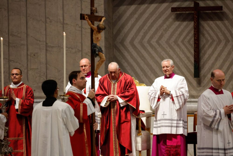 Papież Franciszek (C) podczas nabożeństwa Męki Pańskiej w Wielki Piątek. 2023 r. Fot. PAP/EPA