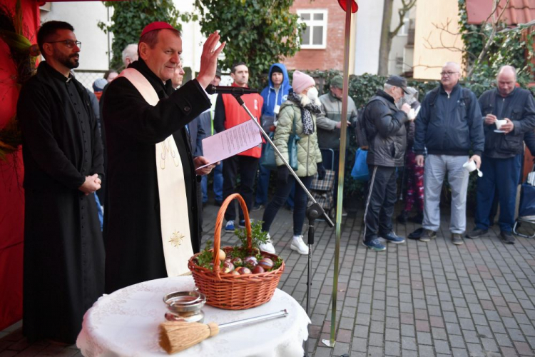 Abp Tadeusz Wojda (2L) podczas wielkanocnego śniadania dla osób potrzebujących. Sopot, 16.04.2022. Fot. PAP/A. Warżawa