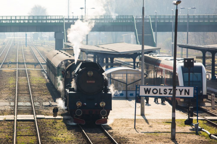 Pociąg osobowy relacji Wolsztyn - Leszno prowadzony przez parowóz Ol49-59 na stacji w Wolsztynie. 30.03.2014. Fot. PAP/M. Zakrzewski