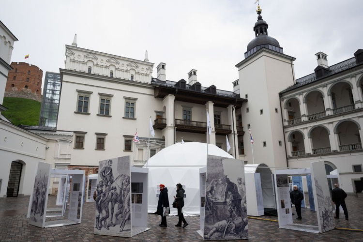 Otwarcie wystawy multimedialnej „Powstali 1863-64” na dziedzińcu Pałacu Wielkich Książąt Litewskich w Wilnie. Fot. PAP/V. Doveiko