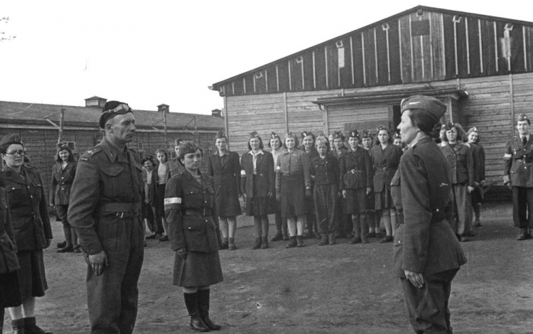 Wyzwolenie obozu w Oberlangen przez żołnierzy 1 Dywizji Pancernej gen. Maczka. 12.04.1945. Źródło: Wikimedia Commons