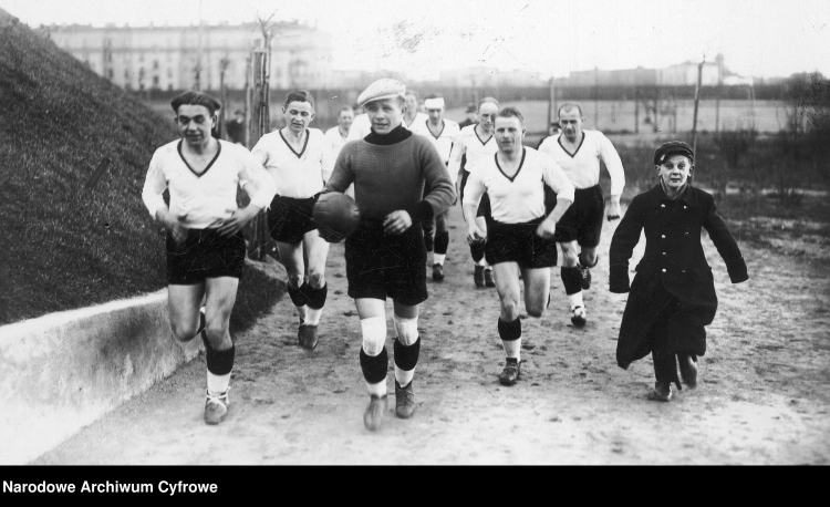 Mecz piłki nożnej Łódzki Klub Sportowy - Warszawianka w Łodzi w  1936 r. Fot. NAC