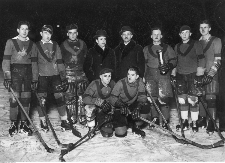 Drużyna hokejowa Śląskiego Klubu Hokejowego ze zdobytym pucharem wicewojewody śląskiego Tadeusza Saloniego (1934). Fot. NAC.