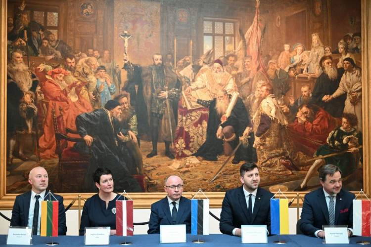 Dyrektor Litewskich Państwowych Archiwów Historycznych Ramutis Kurpe (L), zastępca dyrektora Archiwów Narodowych Łotwy Inguna Slaidina (2L), Priit Pirsko (C) z Archiwów Narodowych Estonii, szef Państwowej Służby Archiwalnej Ukrainy Anatolii Khromov (2P) i Naczelny Dyrektor Archiwów Państwowych Paweł Pietrzyk (P) podczas podpisania porozumienia o współpracy i ochronie wspólnego dziedzictwa archiwalnego. Fot. PAP/W. Jargiło