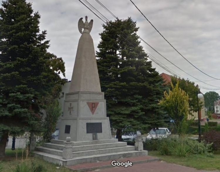Pomnik ofiar I i II wojny światowej w Borzęcinie. Źródło: Google Maps – Street View