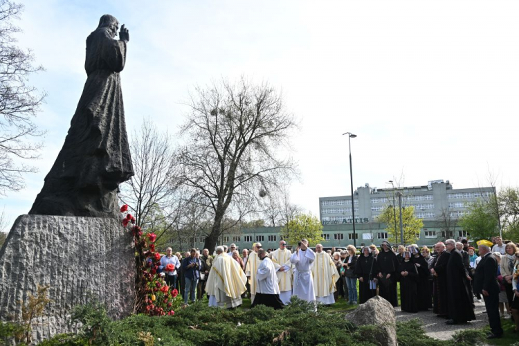 Modlitwa przy figurze Jezusa Miłosiernego w parku Moczydło na Woli w Warszawie podczas obchodów święta Bożego Miłosierdzia. 07.04.2024. Fot. PAP/R. Pietruszka