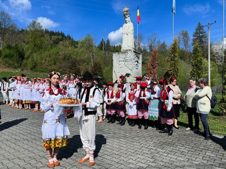 Obchody Dnia Polonii i Polaków za Granicą, Dnia Flagi RP i Święta Narodowego 3 Maja w zamieszkanej częściowo przez Polaków wsi Pojana Mikuli na rumuńskiej Bukowinie. 27.04.2024. Fot. PAP/J. Prus