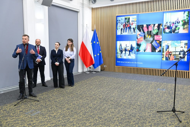 Minister nauki Dariusz Wieczorek (L), dyrektor generalny Fundacji Rozwoju Systemu Edukacji Mirosław Marczewski (2L) oraz uczestniczki programu Aleksandra Popławska (4L) i Karolina Urbanowska (3L) podczas konferencji prasowej dot. podsumowania programu Erasmus na 20-lecie członkostwa Polski w Unii Europejskiej. Warszawa, 25.04.2024. Fot. PAP/P. Nowak