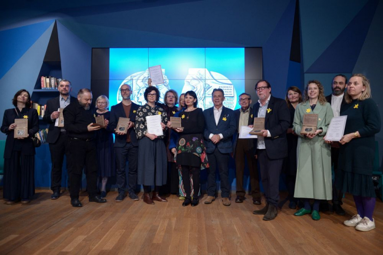 Przewodniczący Rady Muzeum Historii Żydów Polskich POLIN Marian Turski (6P) wraz z odznaczonymi podczas uroczystości wręczenia medali "Powstanie w Getcie Warszawskim". Warszawa, 18.04.2024. Fot. PAP/M. Obara