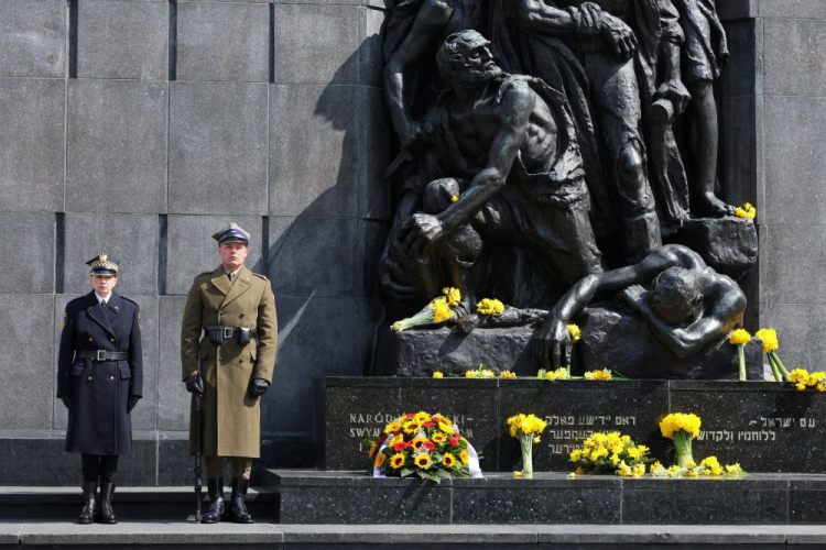 Uroczystości z okazji 81. rocznicy wybuchu powstania w getcie warszawskim przed Pomnikiem Bohaterów Getta w Warszawie. Fot. PAP/P. Supernak