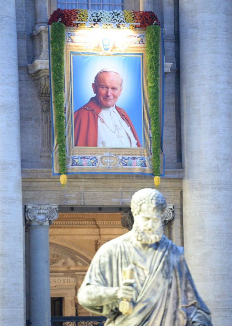 Portret papieża Jana Pawła II na bazylice św. Piotra. Watykan, 27.04.2014. Fot. PAP/J. Turczyk