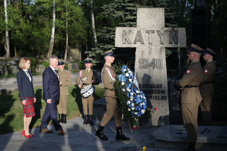 Premier Estonii Kaja Kallas (P) złożyła kwiaty pod Krzyżem Katyńskim na Cmentarzu Wojskowym na Powązkach. Warszawa, 11.04.2024. Fot. PAP/T. Gzell