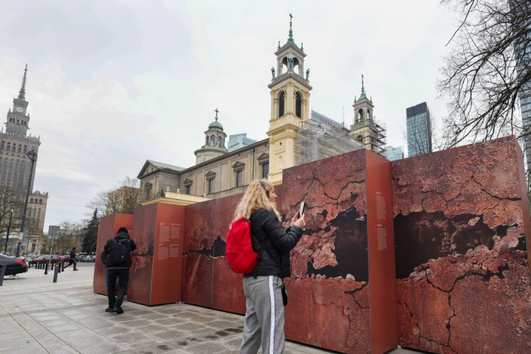 Wystawa plenerowa #ZbieramyBudujemyPamiętamy organizowana przez Muzeum Getta Warszawskiego na pl. Grzybowskim w Warszawie. Fot. PAP/S. Pulcyn