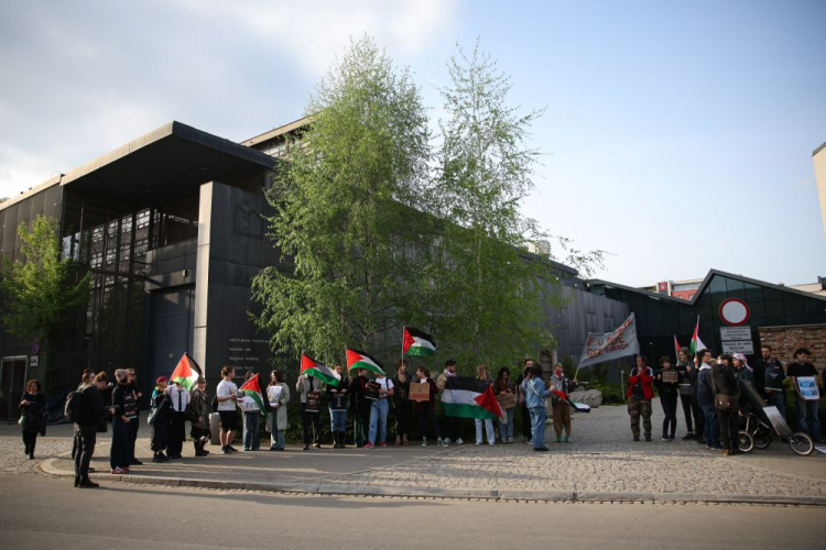 Protest przed Muzeum Sztuki Współczesnej MOCAK przeciwko wystawie izraelskiego artysty Michela Kichka "Rysownik na linii frontu". Fot. PAP/Ł. Gągulski