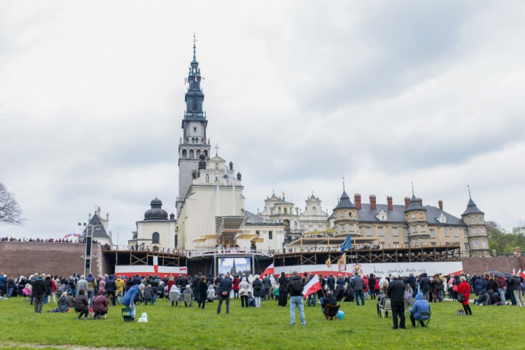 Wierni zgromadzeni podczas mszy świętej, sprawowanej w ramach uroczystości Najświętszej Maryi Panny Królowej Polski na Jasnej Górze. Fot. PAP/Z. Meissner