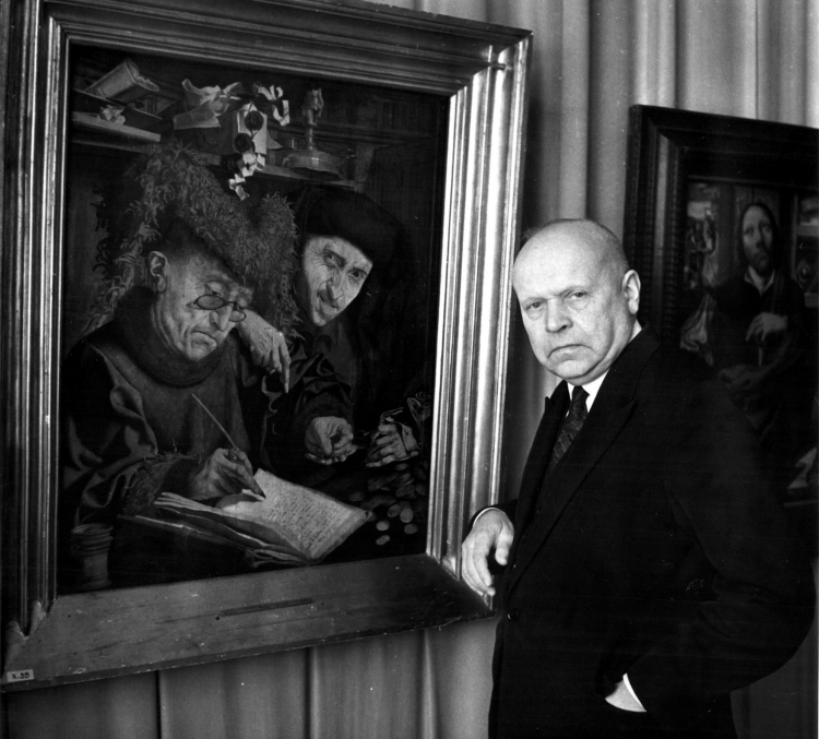 Prof. Stanisław Lorentz przy obrazie „Poborcy podatków” Marinusa van Reymerswaele w Muzeum Narodowym w Warszawie. Fot.PAP/CAF/E. Uchymiak