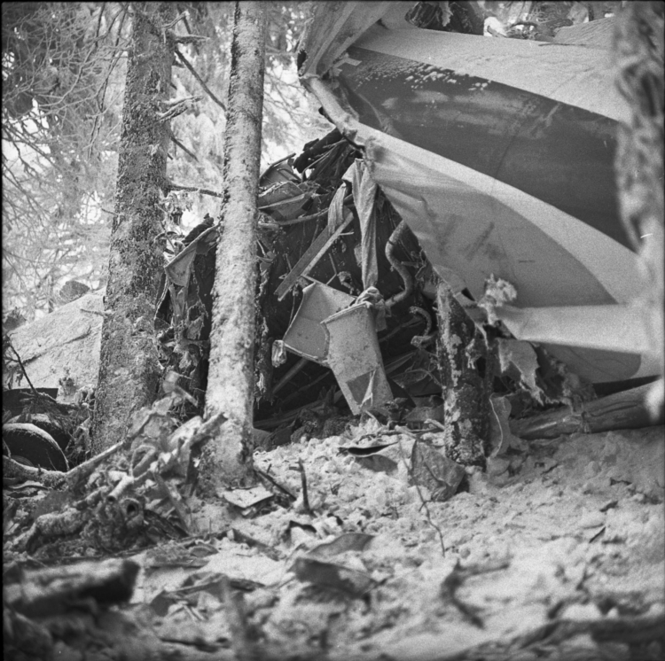 Szczątki samolotu, który rozbił się 2 kwietnia 1969 roku w gminie Zawoja. Fot. PAP/CAF/ J. Olszewski