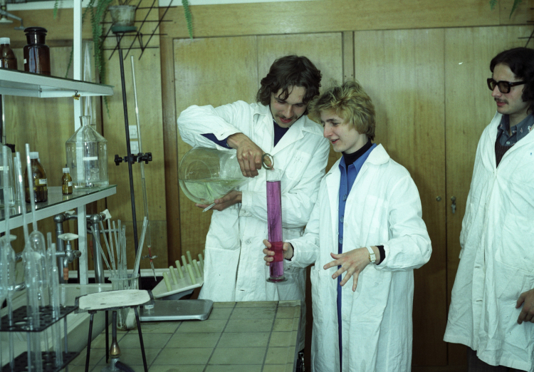 Politechnika Białostocka, zajęcia laboratoryjne w Zakładzie Inżynierii Środowiska, 1977 r. PAP/M. Sielewicz 