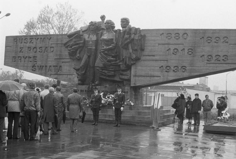 Pierwszomajowy wiec przy pomniku Czynu Zbrojnego Proletariatu Krakowa 1989 r. PAP/J. Ochoński