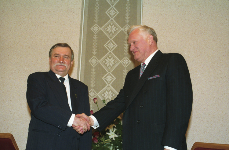 Prezydent Lech Wałęsa i prezydent Republiki Litewskiej Algirdas Brazauskas przed rozpoczęciem rozmów przed podpisaniem traktatu polsko-litewskiego w 1994 r. Fot. PAP/M. Belina Brzozowski