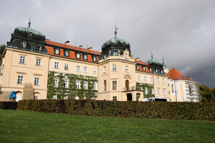 Zamek w Lanach koło Pragi. Fot. PAP/L. Szymański