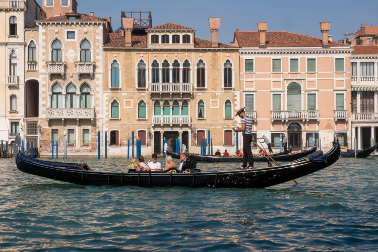 Gondola na Canale Grande w Wenecji. Fot. PAP/M. Sawoch