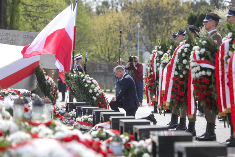 Prezydent Andrzej Duda składa wieniec pod pomnikiem Ofiar Katastrofy Smoleńskiej na Cmentarzu Wojskowym na Powązkach. PAP/R. Guz