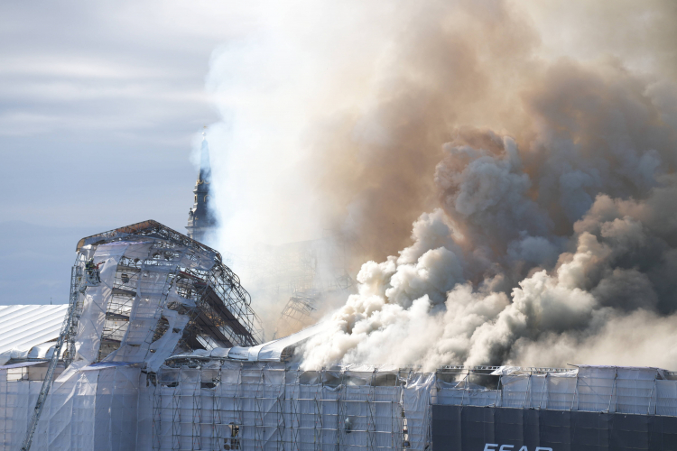 Pożar giełdy w Kopenhadze. Fot. PAP/EPA/E. Helms
