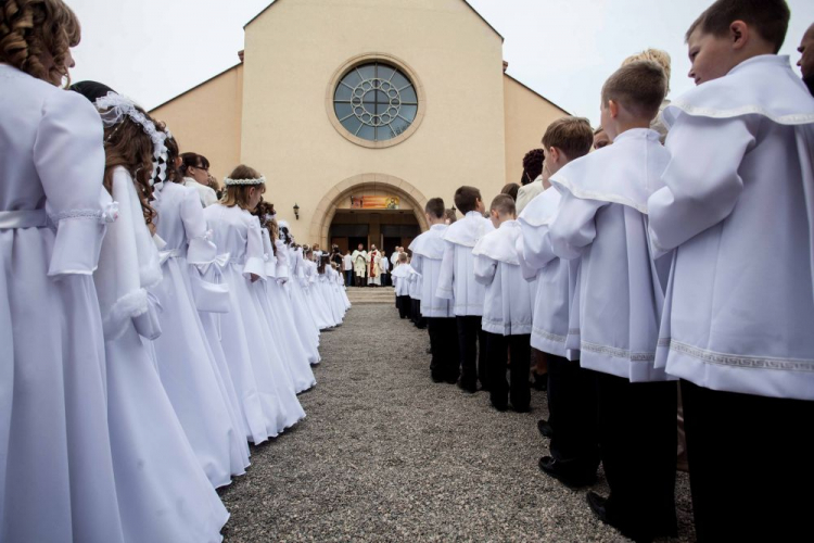 Dzieci podczas uroczystości Pierwszej Komunii Świętej w parafii pod wezwaniem św. Franciszka z Asyżu w Kielcach. Fot. PAP/M. Walczak