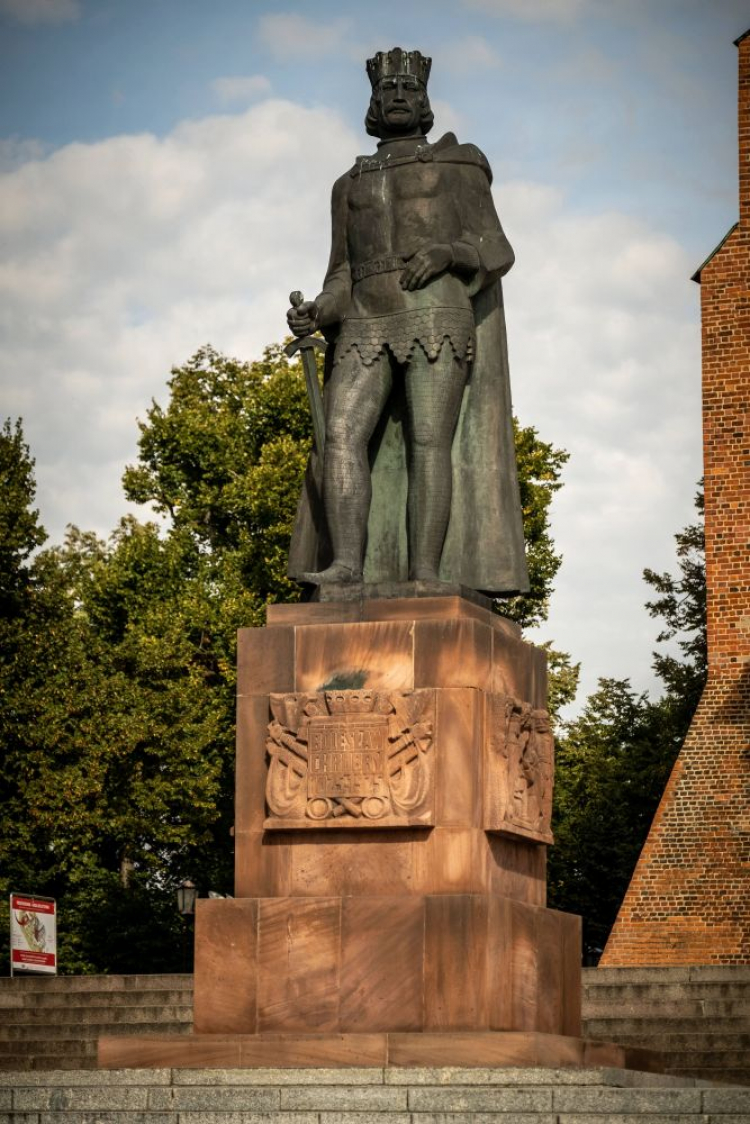 Pomnik Bolesława Chrobrego w Gnieźnie. Fot. PAP/Archiwum Kalbar