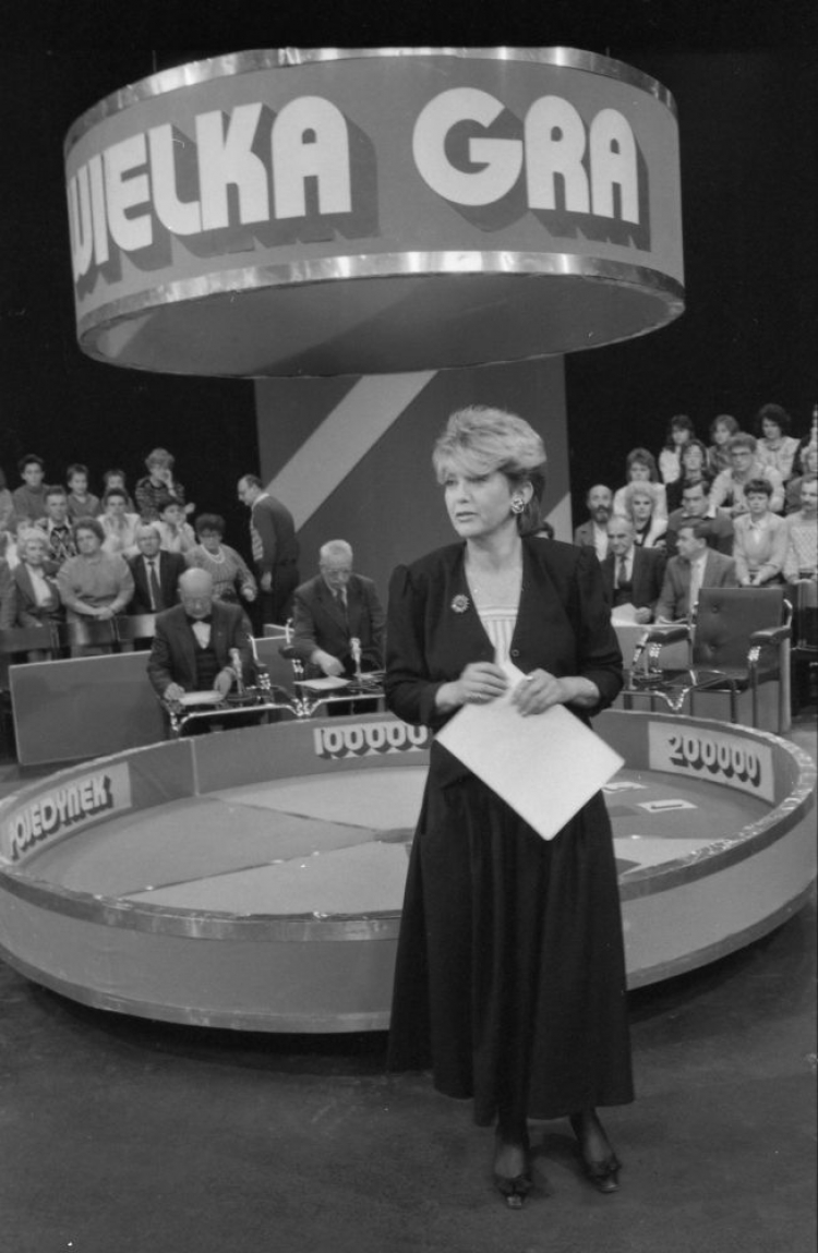 Stanisława Ryster, prezenterka telewizyjna, prowadzi teleturniej Wielka Gra. 1990 r. Fot. PAP/M. Wegner
