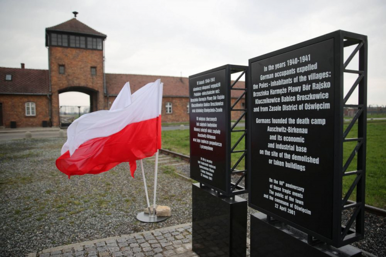 Tablice w byłym niemieckim obozie koncentracyjnym i zagłady Birkenau upamiętniające wysiedlenia Polaków. 2021 r. Fot. PAP/Ł. Gągulski