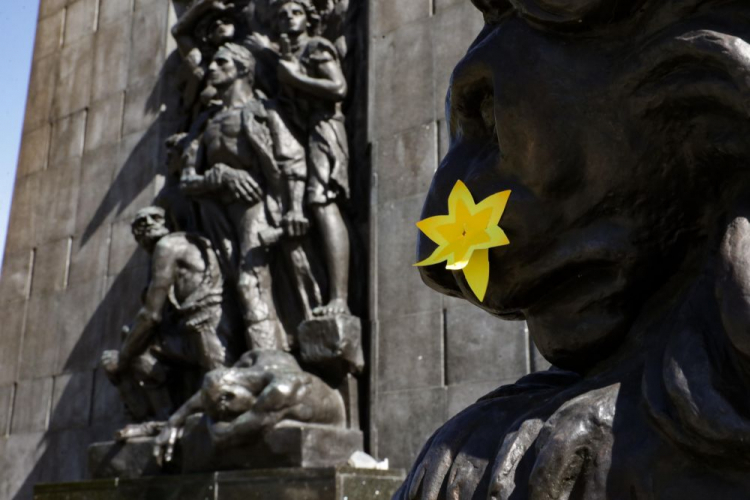 Papierowy żonkil - symbol akcji społeczno-edukacyjnej Żonkile przy Pomniku Bohaterów Getta na warszawskim Muranowie. Fot. PAP/T. Gzell