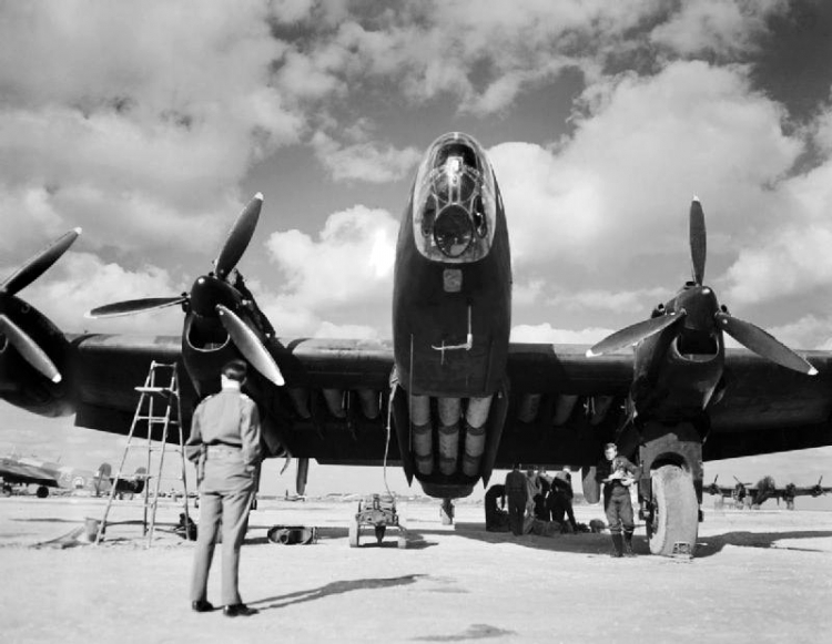 Załadowany do lotu ze zrzutem Halifax z 148 Dyonu na lotnisku Campo Cassale – 1944. /Źródło: Wikipedia