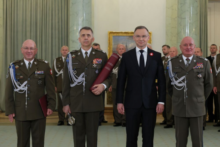 Prezydent RP Andrzej Duda (2P), nominowany na stanowisko Dowódcy Generalnego Rodzajów Sił Zbrojnych gen. Marek Sokołowski (P), nominowany na polskiego Przedstawiciela Wojskowego przy Komitetach Wojskowych NATO i UE gen. Sławomir Wojciechowski (2L) i nominowany na stanowisko dowódcy Wojsk Obrony Terytorialnej gen. Krzysztof Stańczyk (L). Warszawa, 03.05.2024. Fot. PAP/P. Supernak