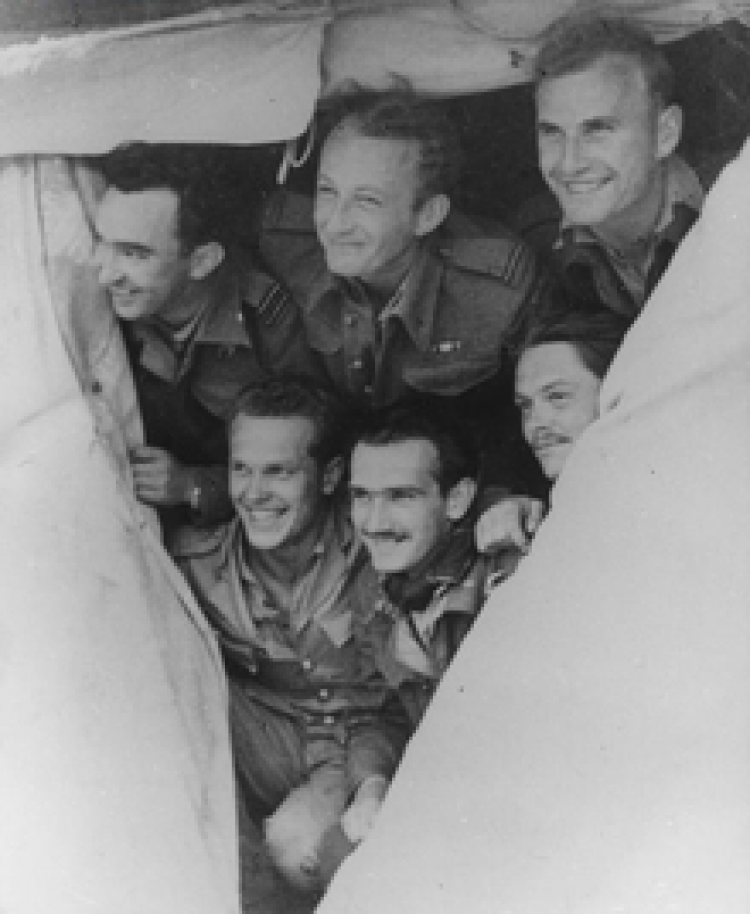 Bohdan Arct (u góry w środku) wraz z pilotami polskiego dywizjonu. Fot. Wikipedia